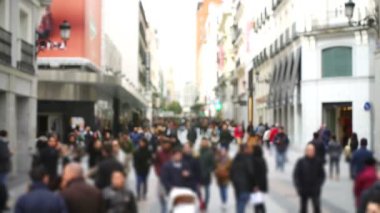 Madrid sokaklarında, İspanya 'da. Ağır çekim. Odaklanamıyorum. Yavaş çekim.