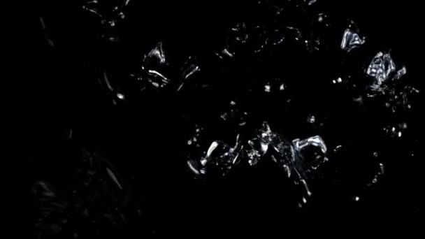 Падіння Кубиків Льоду Чорному Тлі Повільний Рух — стокове відео