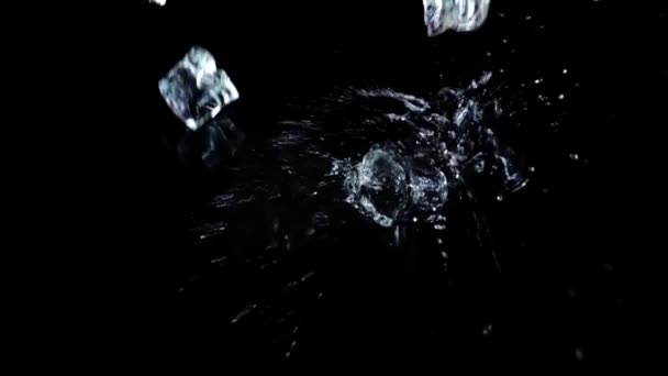 把冰块掉在黑色的背景上 慢动作 — 图库视频影像