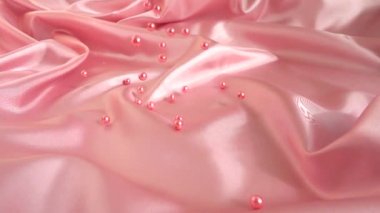 İnciler ipeğe düşer. Yavaş çekim.