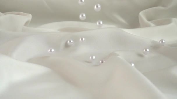 Perlen Fallen Auf Seide Zeitlupe — Stockvideo