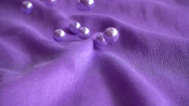 Perlen Fallen Auf Ein Blaues Tuch Zeitlupe — Stockvideo