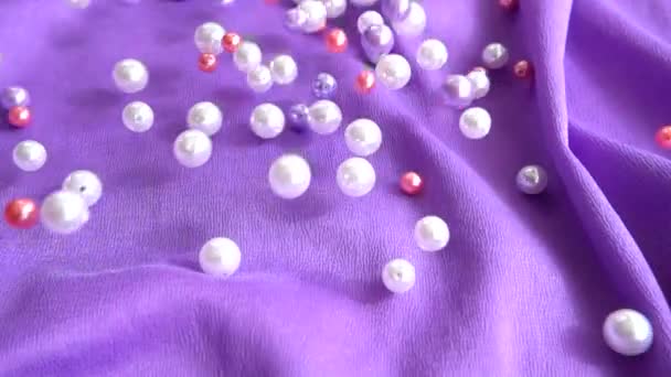 Les Perles Tombent Sur Tissu Bleu Mouvement Lent — Video