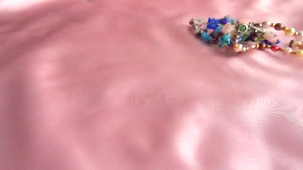 真珠のネックレスとリングは絹の上に落ちる スローモーション — ストック動画