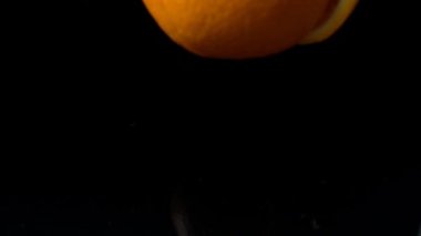 Suya portakal düşmesi. Yavaş çekim.