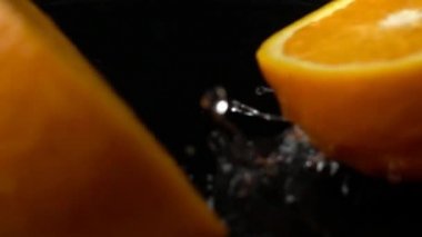 Suya portakal düşmesi. Yavaş çekim.