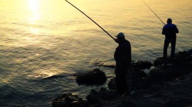 Balıkçı balık yakalar. Yavaş çekim.