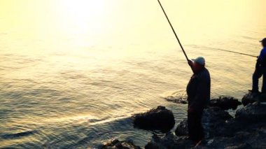 Balıkçı balık yakalar. Yavaş çekim.