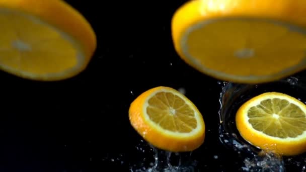 Падение Апельсина Воду Медленное Движение — стоковое видео