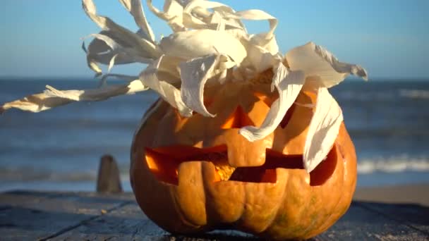 Espeluznante Calabaza Halloween Disparando Contra Fondo Del Mar Mar Olas — Vídeos de Stock