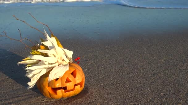 Espeluznante Calabaza Halloween Disparos Playa Mar Olas Disparos Octubre — Vídeo de stock