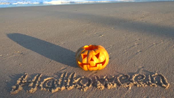 Strašidelná Halloweenská Dýně Inscription Halloween Písku Mořské Pláže Moře Vlny — Stock video