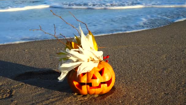 Espeluznante Calabaza Halloween Disparos Playa Mar Olas Disparos Octubre — Vídeo de stock