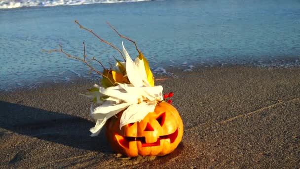 Griezelige Halloween Pompoen Schieten Het Strand Zee Golven Schieten Oktober — Stockvideo