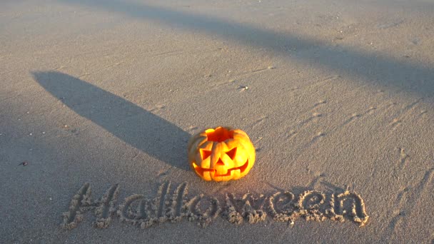 Abóbora Assustadora Dia Das Bruxas Inscrição Halloween Areia Praia Mar — Vídeo de Stock