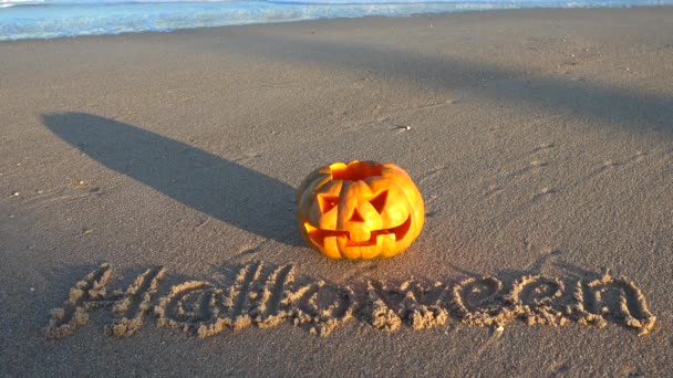Griezelige Halloween Pompoen Inscriptie Halloween Zand Van Het Zeestrand Zee — Stockvideo