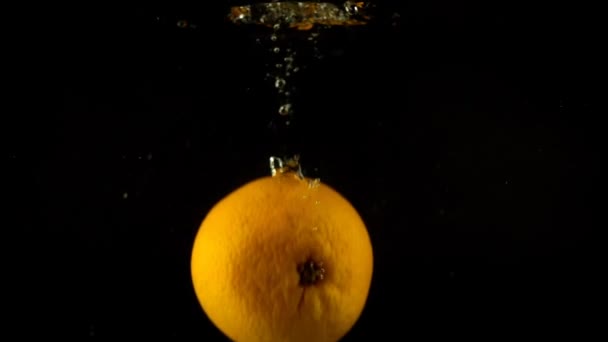 Pád Pomeranče Vody Zpomal Černé Pozadí — Stock video