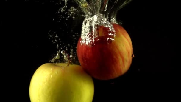Pád Jablek Vody Zpomal Černé Pozadí — Stock video