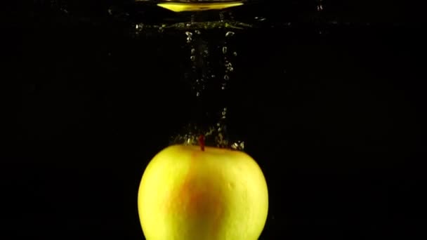 Падіння Яблук Воді Повільний Рух Чорний Фон — стокове відео