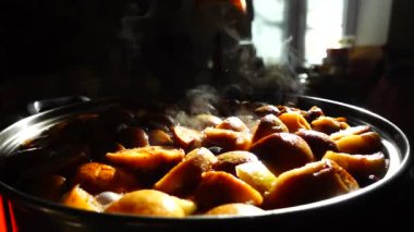 Pişirilmiş meyve. Ağır çekim. Bir tavada kompakt aşçılar.
