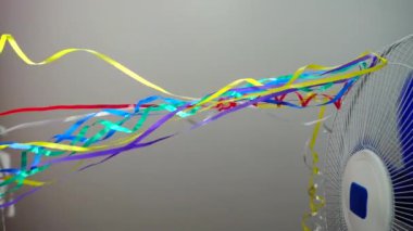 Vantilatör pervaneleri ateşleniyor. Yılan ve yelpaze. Yılan ve yelpaze.