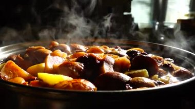 Pişirilmiş meyve. Ağır çekim. Bir tavada kompakt aşçılar.