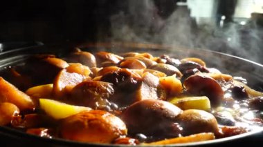 Pişirilmiş meyve. Ağır çekim. Bir tavada kompakt aşçılar.