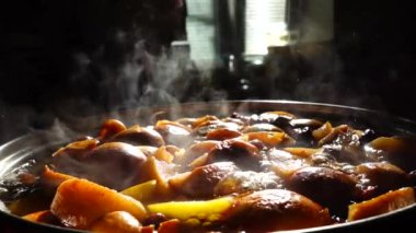 Pişirilmiş meyve. Ağır çekim. Bir tavada kompakt aşçılar.