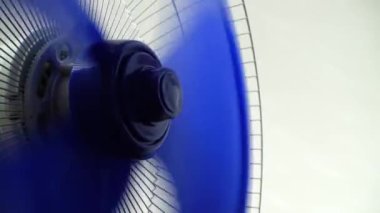 Vantilatör pervaneleri ateşleniyor. Fan işlemi.