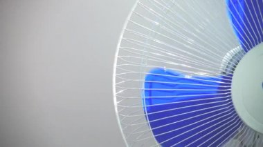 Vantilatör pervaneleri ateşleniyor. Fan işlemi.