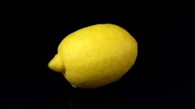 Su akıntısı bir limon üzerinde akar. Yavaş çekim.