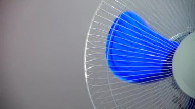 Vantilatör pervaneleri ateşleniyor. Fan işlemi.