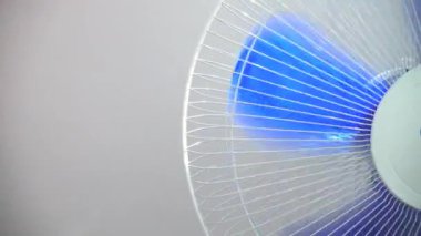 Vantilatör pervaneleri ateşleniyor. Fan işlemi.