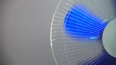 Vantilatör pervaneleri ateşleniyor. Fan işlemi.