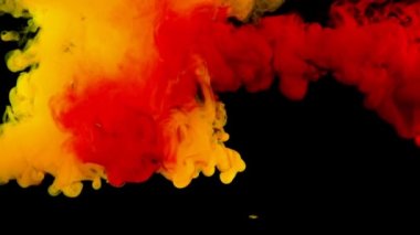 Soyut formlar. Siyah arka planda çekim yapmak. Boyaların karıştırılması.