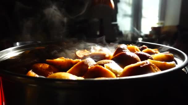 煮込みフルーツを調理 スローモーション 鍋で料理人を構成する — ストック動画