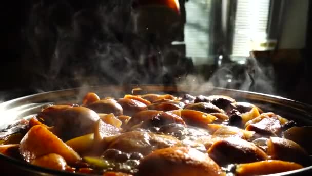 과일을 요리한다 프라이팬에서 요리하는 고깃덩어리 — 비디오