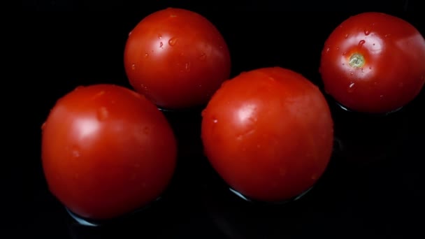 Chorro Agua Fluye Sobre Los Tomates Movimiento Lento — Vídeo de stock