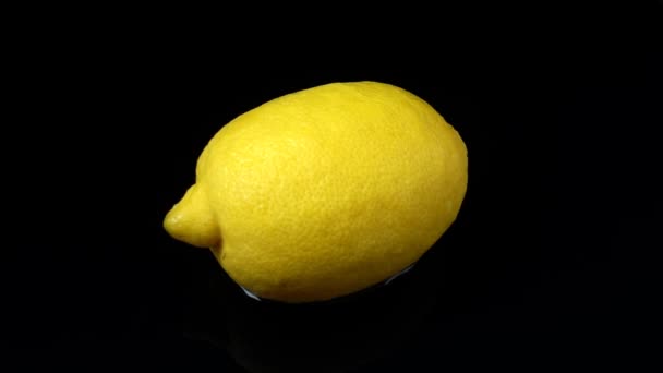 水流在柠檬上 慢动作 — 图库视频影像