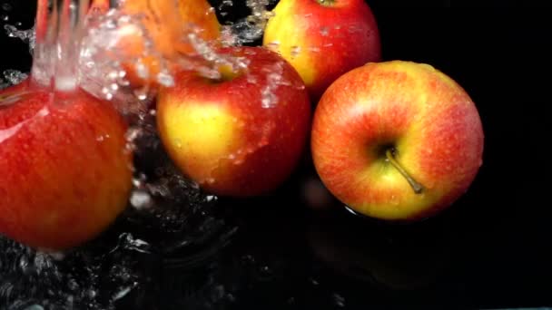 Chorro Agua Fluye Sobre Las Manzanas Movimiento Lento — Vídeo de stock