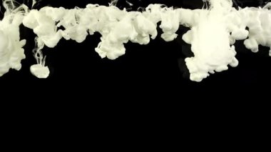 Soyut formlar. Siyah arka planda çekim yapmak. Boyaların karıştırılması.