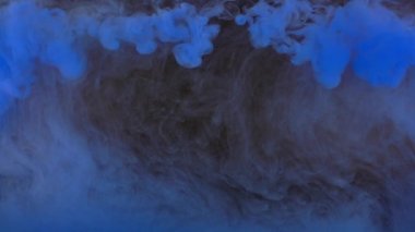 Soyut formlar. Siyah arka planda çekim yapmak. Boyaların karıştırılması.