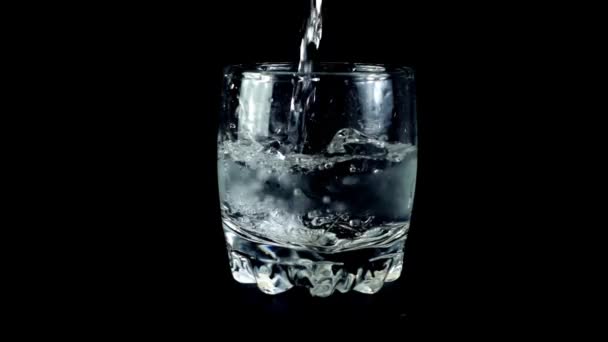 Water Een Glas Een Zwarte Achtergrond Langzame Beweging — Stockvideo