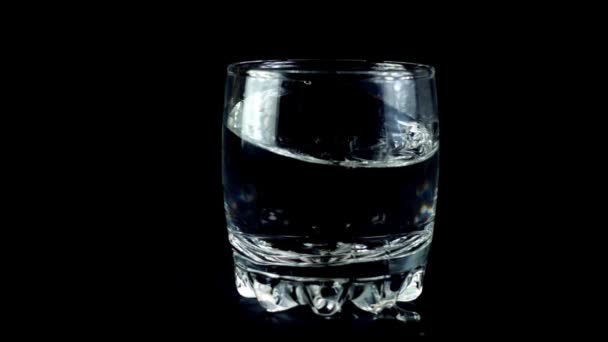 Water Een Glas Een Zwarte Achtergrond Langzame Beweging — Stockvideo