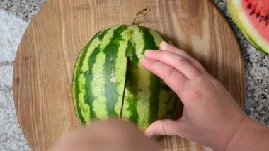 Karpuz kesiyorum. Aşçının işi. Mutfakta çekim..