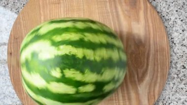 Mutfak tahtasındaki karpuz. Mutfakta çekim..