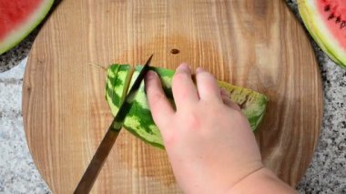 Karpuz kesiyorum. Aşçının işi. Mutfakta çekim..