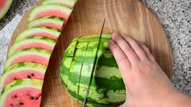 Karpuz kesiyorum. Aşçının işi. Mutfakta çekim..