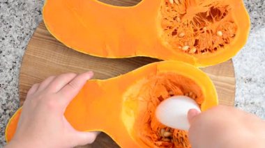 Balkabağı kesme. Aşçının işi. Mutfakta çekim..