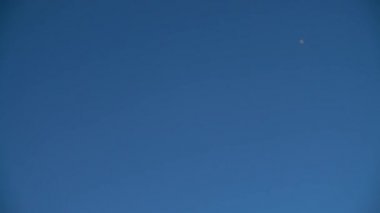 Gökyüzünün arka planında sabun köpükleri var. Yavaş çekim.